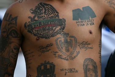 Un aficionado del Monterrey muestra los tatuajes de su equipo antes del partido del Grupo E del Mundial de Clubes de la FIFA 2025 entre el River Plate de Argentina y el Monterrey.