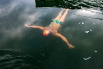 Alexandre Voyer entrena en el canal Ourq en Pantin, cerca de París. La temperatura del agua está a 5ºC