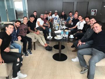 Sus compañeros de la selección argentina.