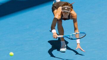 Garbi&ntilde;e Muguruza devuelve una bola ante Alize Cornet durante su partido de inviduales de la Hopman Cup en Perth.