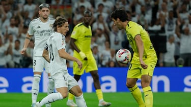 MADRID, 05/10/2024.- El centrocampista croata del Real Madrid Luka Modric (i) lucha con Daniel Parejo, del Villarreal, durante el partido de la jornada 9 de Liga que disputan Real Madrid y Villarreal CF este sábado en el estadio Santiago Bernabéu. EFE/Zipi Aragón