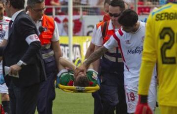 Muniain con gestos de dolor al ser retirado en camilla.