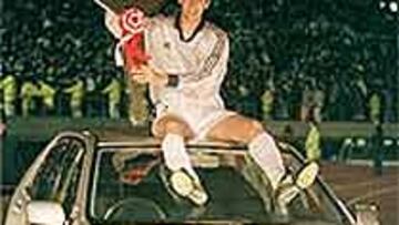 <b>A POR LA TERCERA.</b> El Real Madrid buscar¨¢ en Yokohama frente al Olimpia paraguayo su tercera Intercontinental, y en el a?o de su Centenario, por lo que un jugador como Ra¨²l sue?a con revivir la final de 1998 frente al Vasco de Gama brasile?o, en la con su gol del 2-1 final, gracias a su regate denominado 'Aguan¨ªs', fue elegido mejor jugador de la final.
