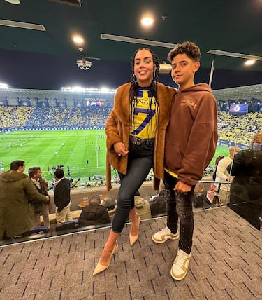 Georgina cambia de ‘look’ en Arabia Saudí