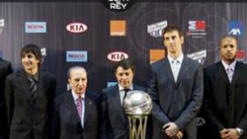 <b>PROTAGONISTAS. </b>Banic, San Emeterio, Trías, Ricky, Portela (presidente ACB), Ignacio González (vicepresidente de la Comunidad), Claver, Báez, Suárez y Ojeda (Granca).