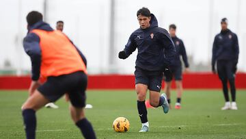 24-12-23. NACHO MARTÍN, EN UN ENTRENAMIENTO CON EL SPORTING EN MAREO.