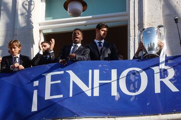 Modric, Dani Carvajal, Vinicius, Courtois y Nacho, saludan a los aficionados desde del balcón de la Comunidad.