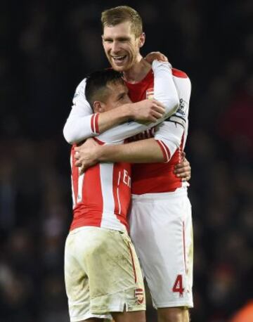 Arsenal's Alexis Sanchez (L) celebrates with Per Mertesacker after their English Premier League soccer match against Southampton at the Emirates Stadium in London, December 3, 2014.         REUTERS/Dylan Martinez (BRITAIN  - Tags: SOCCER SPORT) EDITORIAL USE ONLY. NO USE WITH UNAUTHORIZED AUDIO, VIDEO, DATA, FIXTURE LISTS, CLUB/LEAGUE LOGOS OR 'LIVE' SERVICES. ONLINE IN-MATCH USE LIMITED TO 45 IMAGES, NO VIDEO EMULATION. NO USE IN BETTING, GAMES OR SINGLE CLUB/LEAGUE/PLAYER PUBLICATIONS.FOR EDITORIAL USE ONLY. NOT FOR SALE FOR MARKETING OR ADVERTISING CAMPAIGNS.  