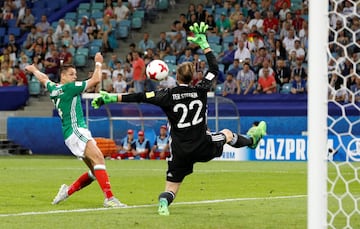 Javier Hernández bombea ante la salida de Marc-Andre ter Stegen.