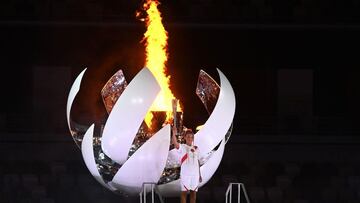 FILED - 23 July 2021, Japan, Tokyo: Japanese Tennis player Naomi Osaka lights the Olympic flame in the cauldron during the opening ceremony of the Tokyo 2020 Olympic Games at the Olympic Stadium. The ceremony is attended by only 950 VIPs due to the coronavirus pandemic. Photo: Swen Pf&ouml;rtner/dpa
 23/07/2021 ONLY FOR USE IN SPAIN