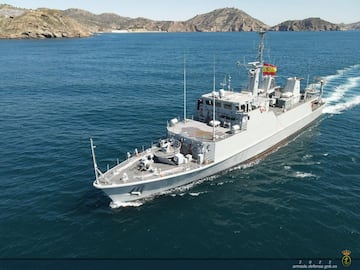 Es una unidad especializada de la Armada Espa?ola, integrada en la Fuerza de Acci¨®n Mar¨ªtima y con base en Cartagena. Su misi¨®n principal es garantizar la seguridad de las rutas mar¨ªtimas mediante la detecci¨®n, identificaci¨®n y neutralizaci¨®n de minas navales, facilitando as¨ª operaciones navales y anfibias. Est¨¢ compuesta por seis cazaminas de la clase Segura: Segura (M-31), Sella (M-32), Tambre (M-33), Turia (M-34), Duero (M-35) y Tajo (M-36). Estos buques, construidos con materiales no magn¨¦ticos y equipados con tecnolog¨ªa avanzada como sonares de profundidad variable y veh¨ªculos submarinos no tripulados, han participado en m¨²ltiples misiones nacionales e internacionales.