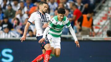 Celso Ortiz en un partido contra Santos.