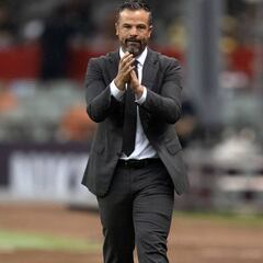 Rafael Puente Jr. ofrece disculpas a periodistas tras derrota de Atlas