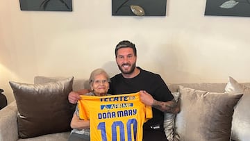 Gignac fue a conocer a una señora de 100 años que es fiel aficionada de Tigres