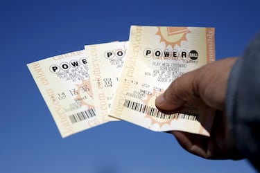 How much did the 6 April Powerball jackpot winner collect?