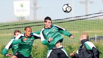 <b>ESTRATEGIA. </b>Xisco se adelanta a Morris en el remate de cabeza en una jugada de ayer en La Albericia.