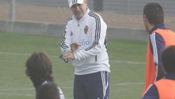 <b>METICULOSO. </b>Javier Aguirre corrige la posición de varios de sus jugadores y les pide más concentración e intensidad.