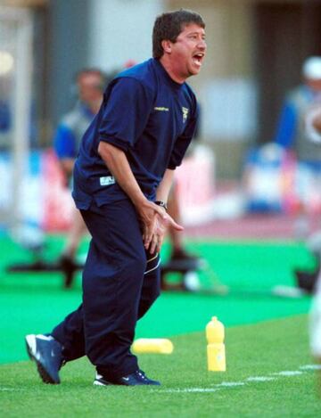 Hernán Darío Gómez en el partido entre Ecuador y México de la Copa del Mundo de Corea y Japón 2002.