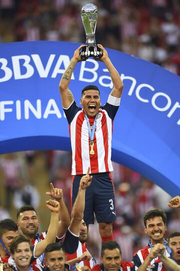 A sus 38 años, el defensa mexicano ostenta tres campeonatos mundiales, además de que es parte del Guadalajara en su más reciente época de títulos, club del que es canterano y capitán.