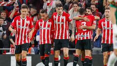 BILBAO, 16/01/2023.- Los jugadores del Athletic Club celebran el primer gol del equipo bilbaino durante el encuentro correspondiente a los octavos de final de la Copa del Rey que Athletic Club y Alavés disputan hoy martes en el estadio de San Mamés, en Bilbao. EFE / Miguel Toña.
