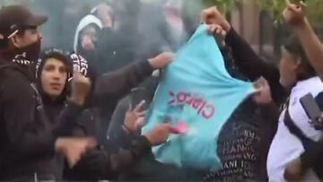 Captan en vivo a hinchas de Colo Colo un día después del caos: muestran su peor cara y esto hacen con una camiseta de la U