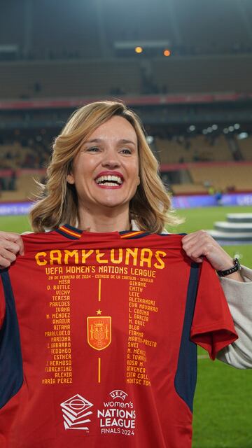 La ministra de Educación, Formación Profesional y Deportes, Pilar Alegría, posa con la camiseta de campeonas de la Women's Nations League.
