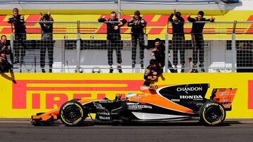 Fernando Alonso cruzando la meta en Hungría.