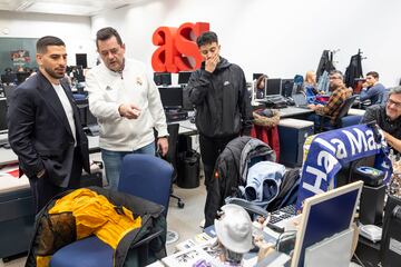 El subdirector le muestra su lugar de trabajo al luchador. Un pequeño "templo del madridismo".