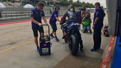 Maverick Vi&ntilde;ales saliendo del box de Yamaha durante el test de Sepang.