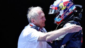 Marko felicitando a Verstappen por su victoria en Barcelona.