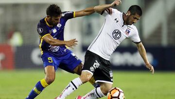 Jaime Valdés (d) de Colo Colo en acción ante Rodrigo Cabrera (i) de Delfín