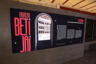 Uno de los carteles explicativos de la historia del frontón. 