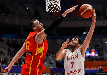 Defensa de Víctor Claver ante el jugador iraní Navid Rezaeifar.