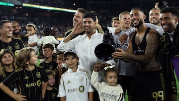 Carlos Vela llama loco a este aficionado por esta razón