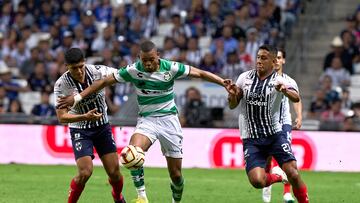 Harold Preciado pelea un balón frente a Víctor Guzmán y Luis Romo en un duelo entre Monterrey y Santos