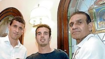 <b>ESPECTACULAR. </b>Gracia y Blanco, los dos entrenadores con mejor arranque liguero del Cádiz, posan con Juanma, que el lunes firmó un 'hat-trick' ante el Ceuta.