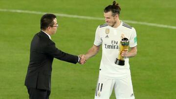 Gareth Bale recibe el Bal&oacute;n de Oro del Mundial de Clubes.