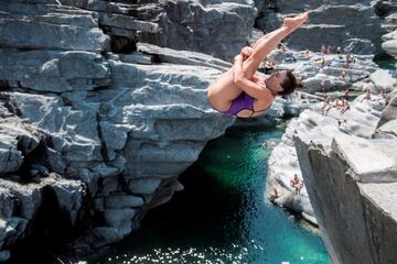 La clavadista española Celia Fernández salta sobre el río Maggia durante la clasificación para el Campeonato Internacional de clavados, que tiene lugar en Ponte Brolla (Suiza). El valle del Maggia es una zona de rocas y acantilados donde los clavadistas protagonizan saltos tan espectaculares como peligrosos desde más de 20 metros de altura.  