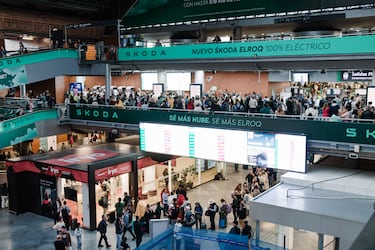 Decenas de personas esperan en la estación de Atocha-Almudena Grandes, a 29 de abril de 2025, en Madrid (España).