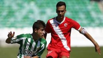 <b>EN ACCIÓN. </b>Vadillo, con el sevillista Deivid el pasado domingo.