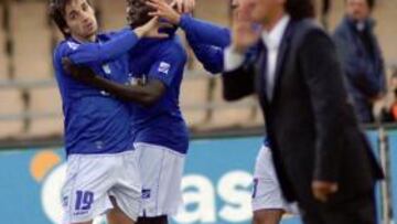 <b>LA SEGUNDA. </b>Carlos Calvo celebra con sus compañeros uno de los goles que marcó ante el Mallorca mientras Gorosito da órdenes.