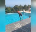 Nivel casi olímpico: el salto acrobático de Antonela para zambullirse en la piscina