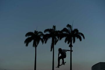 Curiosa imagen de un skater en la plaza Maua, zona portuaria de Rio de Janeiro, promocionando que el skateboard como nuevo deporte olímpico para los Juegos Olímpicos de Tokio 2020. 
