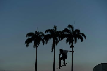 Curiosa imagen de un skater en la plaza Maua, zona portuaria de Rio de Janeiro, promocionando que el skateboard como nuevo deporte olímpico para los Juegos Olímpicos de Tokio 2020. 