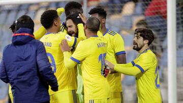 GRAF6739. PONTEVEDRA, 07/01/2021.- Los jugadores del Cádiz celebran la victoria y el pase a la siguiente ronda en el partido de Copa del Rey celebrado en el estadio Pasarón de Pontevedra. EFE/Salvador Sas