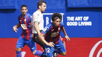 EIBAR, SPAIN - SEPTEMBER 15: Victor Sanchez of RCD Espanyol duels for the ball with Takashi Inui of SD Eibar during the Liga match between SD Eibar SAD and RCD Espanyol at Ipurua Municipal Stadium on September 15, 2019 in Eibar, Spain. (Photo by Juan Manu