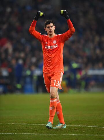 Después de su paso por el Atlético de Madrid, el portero fichó por el Chelsea en 2014. En el club inglés ganó dos Premier League, una FA Cup y una Copa de la Liga.