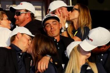 El estadounidense Rickie Fowler se quedó con esta cara cuando el resto de sus compañeros son felicitados por sus parejas tras conquistar la Ryder Cup 2016.