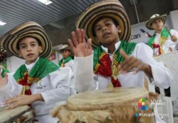 Recibimiento de los equipos en el aeropuerto.