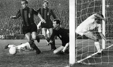 Una temporada después de alzarse con el Balón de Oro, el Inter de Helenio Herrera firmó al jugador gallego por 250 millones de liras, unos 204.000 euros. Se convirtió en el traspaso más caro de la historia en aquel momento y fue traspasado a los 'nerazzurri' debido a los problemas del Barça para encontrar fondos de cara a la construcción del Camp Nou 